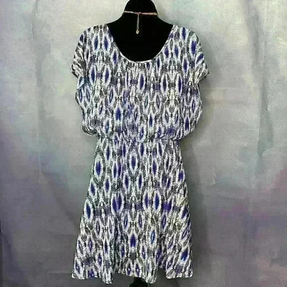 Bar lll Feather Patterned Flutter sleeve dress - Picture 7 of 8